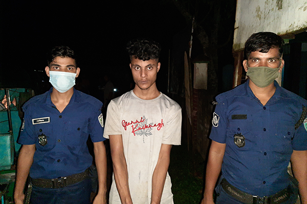 নেশার টাকা না দেয়ায় মাকে কুপিয়ে হত্যাচেষ্টা!