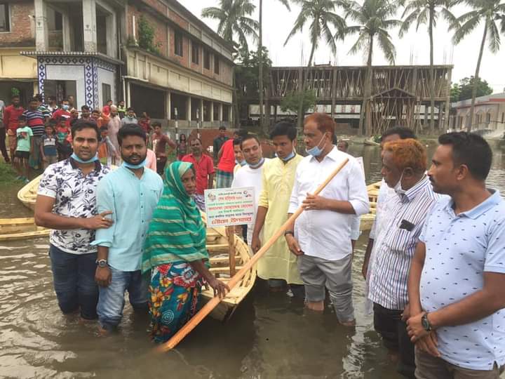 ধামরাইয়ে বানভাসিদের মাঝে নৌকা বিতরণ অব্যাহত