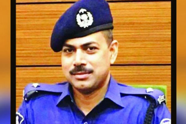 আত্মসমর্পণের পর পুলিশি হেফাজতে ওসি প্রদীপ 
