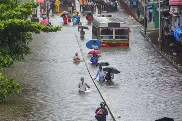 রেকর্ড বৃষ্টিতে ভাসছে মুম্বাই!