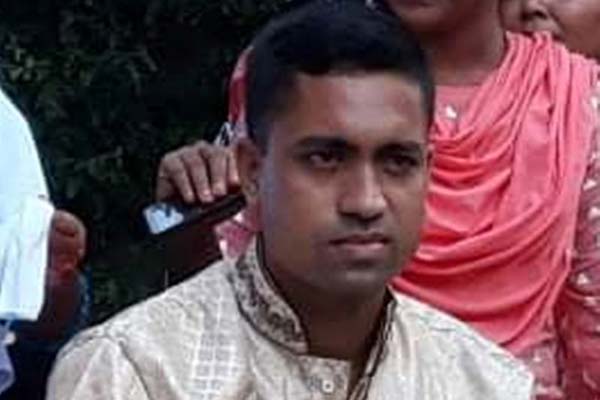 বাইক নিয়ন্ত্রণ হারিয়ে গাছে ধাক্কা, চালকের মৃত্যু