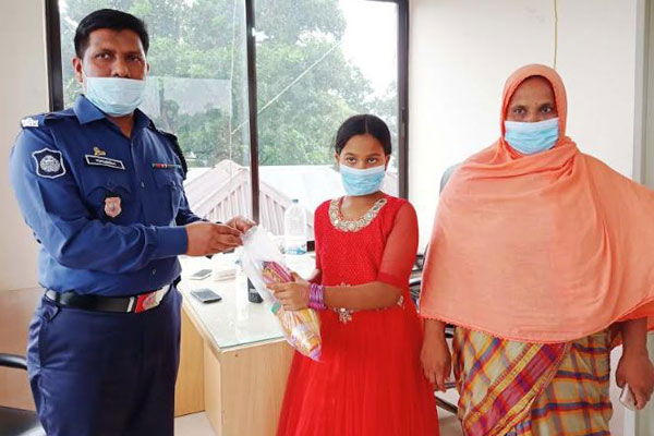 হারিয়ে যাওয়া সন্তানকে মায়ের কোলে ফিরিয়ে দিলো পুলিশ