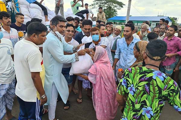 রাজধানীতে বসুন্ধরা গ্রুপের ত্রাণ বিতরণ