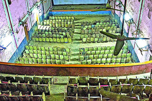 সিনেমা হলের বেহাল দশা