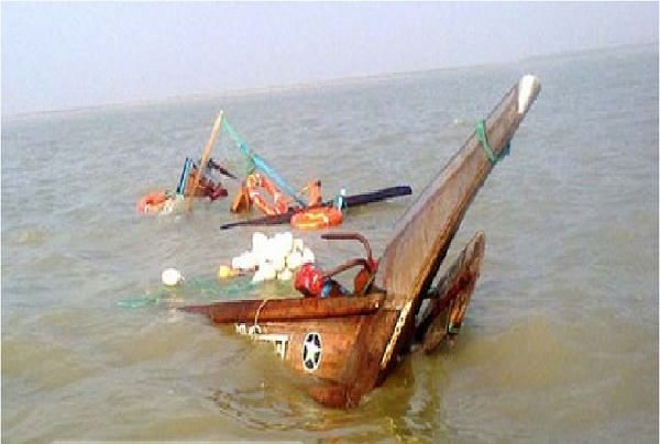 বঙ্গোপসাগরে মাছ ধরা ট্রলার ডুবি, ২০ জেলে উদ্ধার