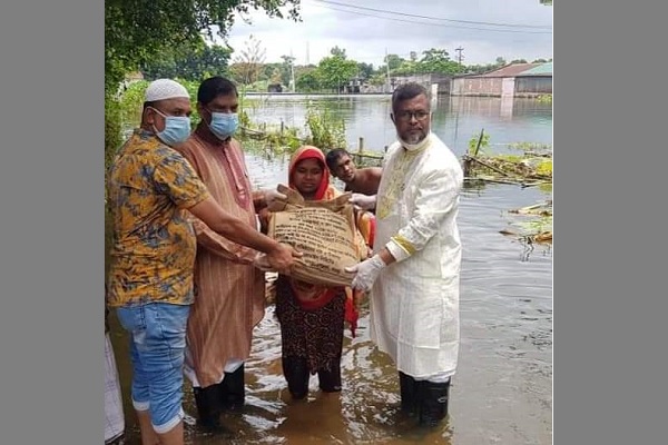 ধামরাইয়ে বানভাসি ১৫০০ পরিবার পেল প্রধানমন্ত্রীর ত্রাণ