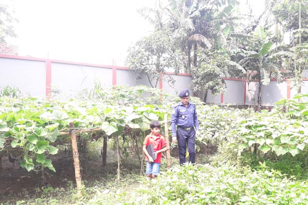পরিত্যক্ত জমিতে পুলিশের বিষমুক্ত সবজি বাগান 
