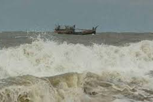 বঙ্গোপসাগরে ১৮ ঘণ্টা ভেসে থাকার পর ২০ জেলে উদ্ধার