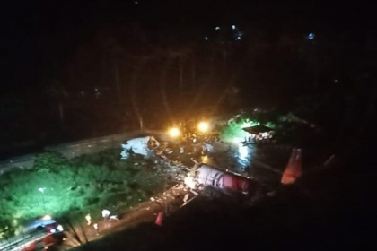 ভয়াবহ দুর্ঘটনা, রানওয়ে থেকে ছিটকে দু'টুকরো এয়ার ইন্ডিয়া!