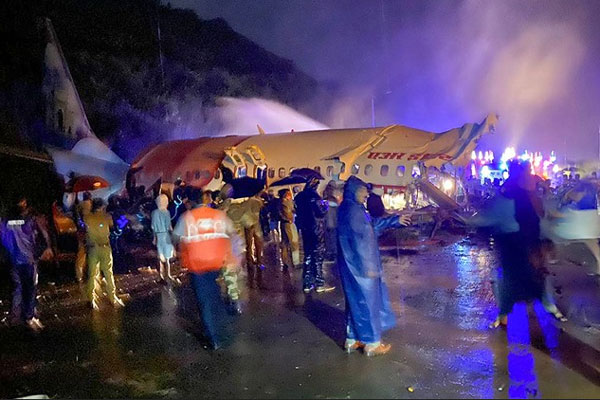 ‘বৃষ্টির কারণে প্রাচীরের সঙ্গে ধাক্কা খেয়ে টুকরো টুকরো হয়ে যায় বিমান’