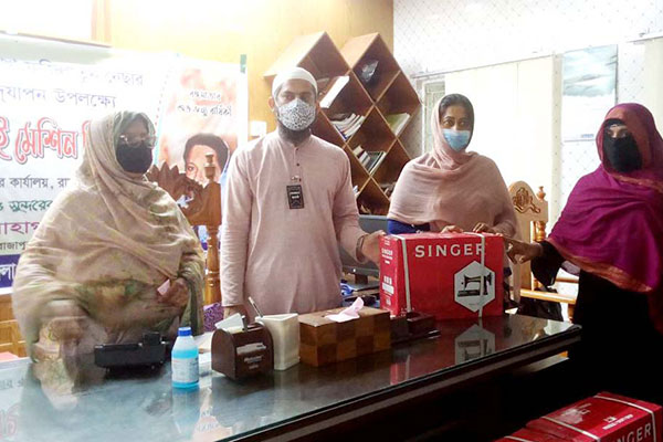 রাজাপুরে বঙ্গমাতার জন্মদিনে সেলাই মেশিন বিতরণ