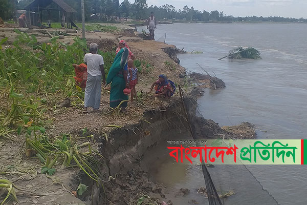 দুধকুমর নদীর ভাঙনে নিশ্চিহ্নের পথে দুই গ্রাম 
