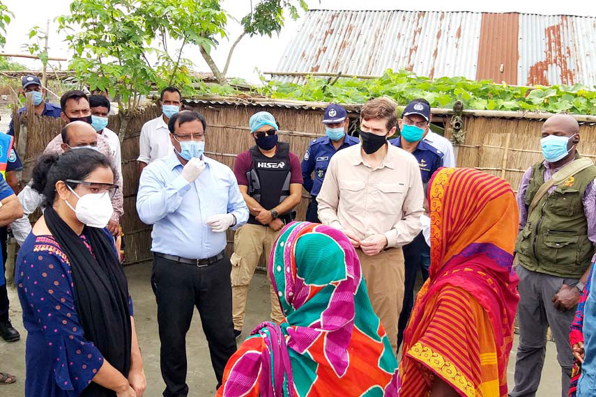 বন্যায় ক্ষতিগ্রস্ত এলাকা পরিদর্শন করলেন মার্কিন রাষ্ট্রদূত