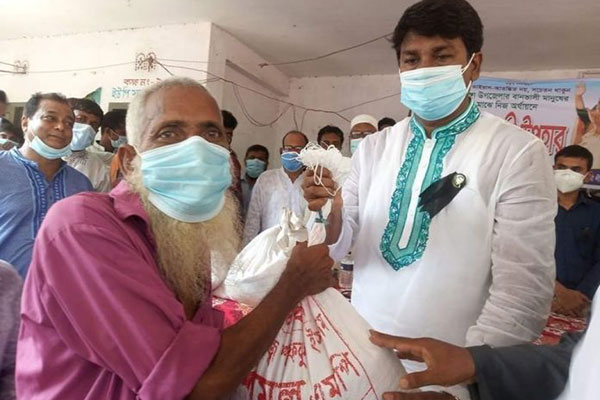 নলডাঙ্গায় বন্যার্তদের মাঝে খাদ্য সামগ্রী বিতরণ