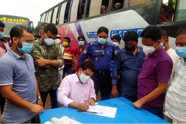 শেরপুরে বেশি ভাড়া নেয়ায় ১৪টি পরিবহনকে জরিমানা