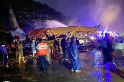 ‘বৃষ্টির কারণে প্রাচীরের সঙ্গে ধাক্কা খেয়ে টুকরো টুকরো হয়ে যায় বিমান’