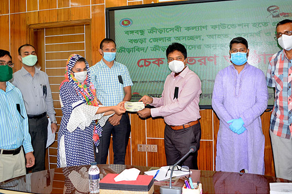 বগুড়ায় অস্বচ্ছল ক্রীড়াবিদ-ক্রীড়াসেবীদের মাঝে অনুদান