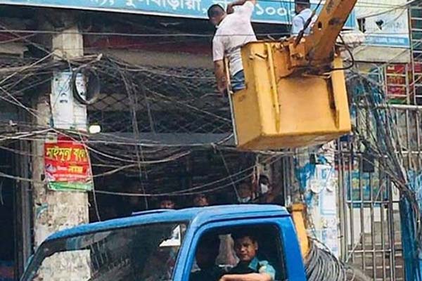 ঢাকাকে তারের জটমুক্ত করার অভিযানে বিপাকে ইন্টারনেট গ্রাহকরা