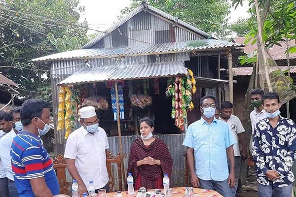 অসহায় শিক্ষার্থীকে দোকানঘর ও ছাগল দিলেন সেই ছাত্রলীগ নেতা  

