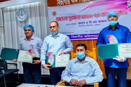 শুদ্ধাচার পুরস্কার পেলেন চট্টগ্রামের জেলা প্রশাসক

