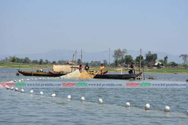 কাপ্তাই হ্রদে মাছ আহরণ শুরু

