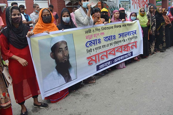 মেয়েকে ধর্ষণের অভিযোগ, পিতার বিচারের দাবিতে মানববন্ধন