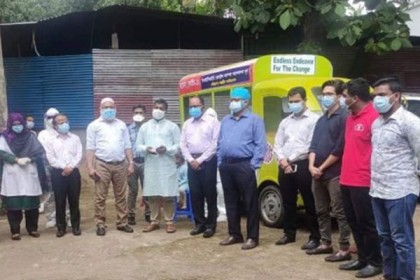 চট্টগ্রামে করোনার নমুনা সংগ্রহে ভ্রাম্যমাণ বুথ

