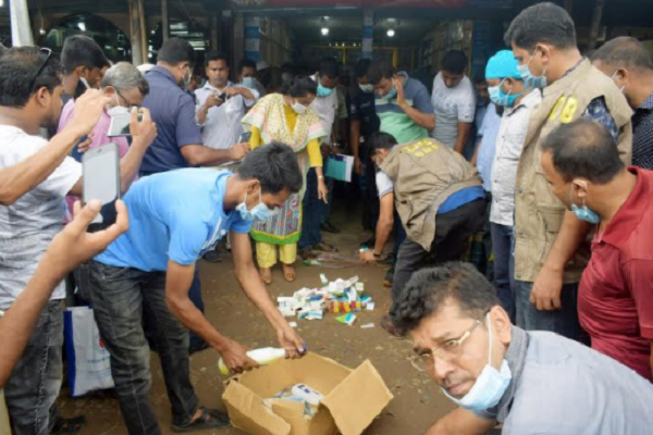গৌরনদীতে নকল হ্যান্ড স্যানিটাইজার বিক্রির দায়ে ৩০ হাজার টাকা জরিমানা