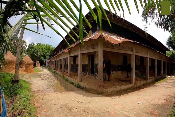 নওগাঁয় ১০৮ কক্ষ বিশিষ্ট মাটির বাড়ি!