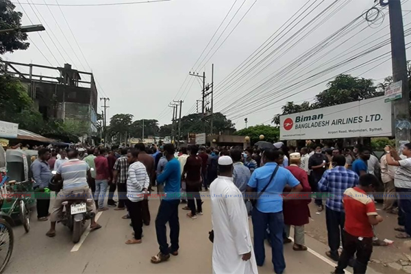 টিকিট সঙ্কট: সিলেট বিমান অফিসের সামনে প্রবাসীদের বিক্ষোভ