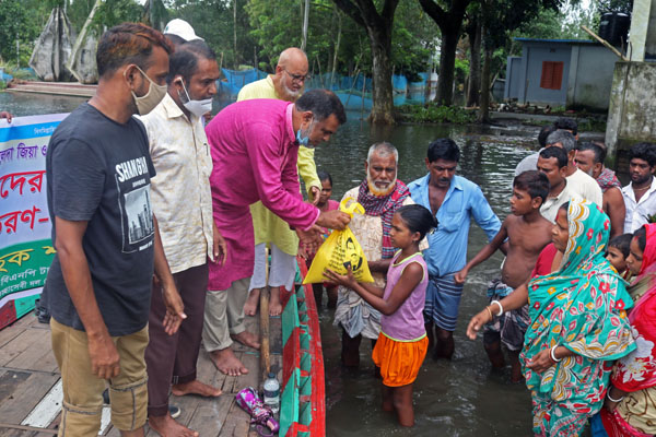 টাঙ্গাইলে বন্যার্তদের মাঝে বিএনপির ত্রাণ বিতরণ