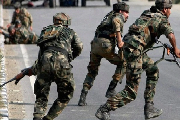 পুলওয়ামায় গোলাগুলিতে ভারতীয় সেনাসহ দু'জন নিহত