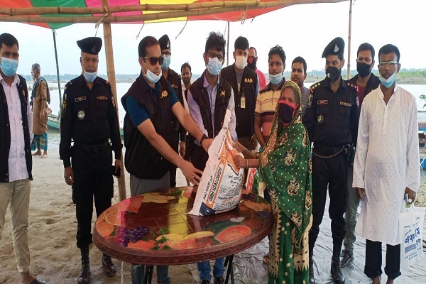 টাঙ্গাইলে বন্যাদুর্গতদের মাঝে র‌্যাবের ত্রাণ বিতরণ