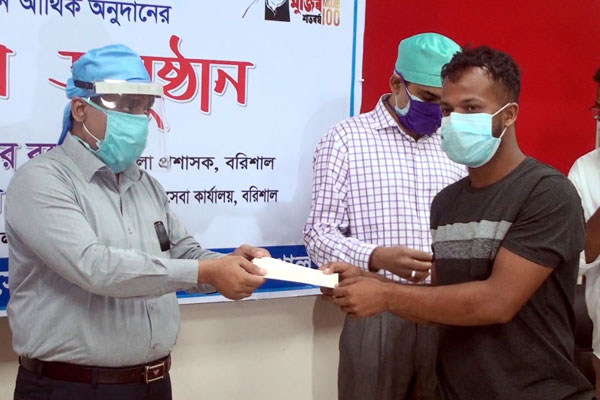 বরিশালে অনুদান পেলেন করোনায় ক্ষতিগ্রস্ত ১২ ক্রীড়াবিদ  
