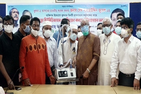 করোনা চিকিৎসায় অক্সিজেন কনসেন্ট্রেটর প্রদান করলেন সাংসদ