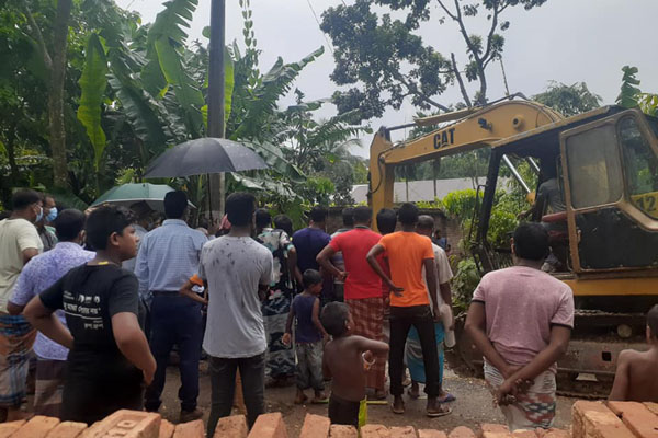 নাটোরে ৩২ বাঁধ অপসারণ, ৫০০ একর জমির ফসল রক্ষা