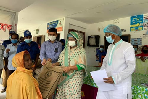 বন্যা দুর্গতদের মাঝে খাদ্যসামগ্রী বিতরণ