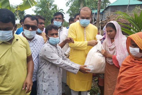গাজীপুরে বন্যার্তদের ত্রাণ দিলেন মহানগর যুবলীগের আহ্বায়ক