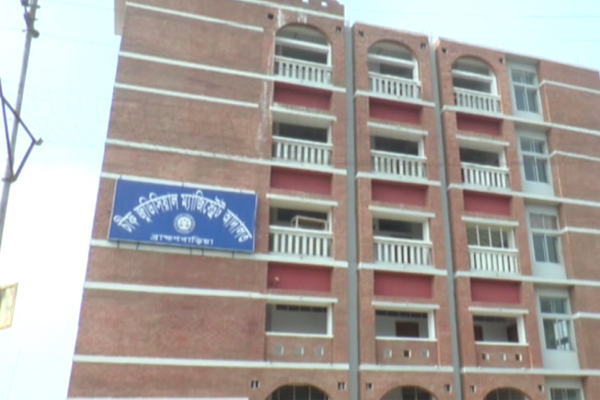 ক্রসফায়ারের ভয় দেখিয়ে অর্থ আদায়, পাঁচ পুলিশ সদস্যের বিরুদ্ধে মামলা

