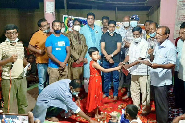 
বগুড়ায় জন্মাষ্টমী উপলক্ষে বিভিন্ন প্রতিযোগিতায় বিজয়ীদের মাঝে পুরস্কার বিতরণ
