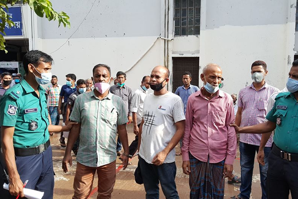 বরিশালে ৩ দালাল আটক

