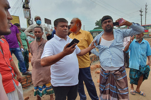 ভালুকায় চাঁদাবাজকে ধরে পুলিশে সোপর্দ করলেন উপজেলা চেয়ারম্যান