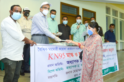 চুয়েট স্টাফ অ্যাসোসিয়েশনের মাস্ক-স্যানিটাইজার বিতরণ   

