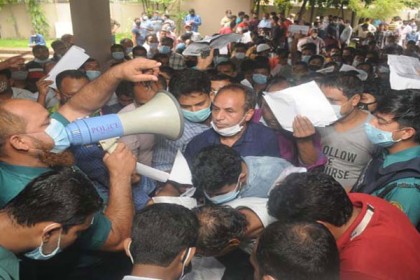 টিকিটের জন্য বিমান অফিসে প্রবাসীদের ভিড়

