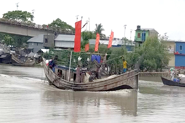 নদী সাঁতরে ট্রলার উঠাতে গিয়ে জেলে নিখোঁজ 