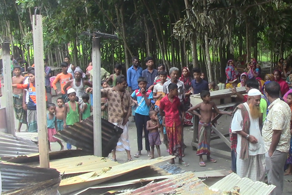 নোয়াখালীতে হত্যা মামলার ঘটনাকে কেন্দ্র করে বাড়ি ভাঙচুর 


