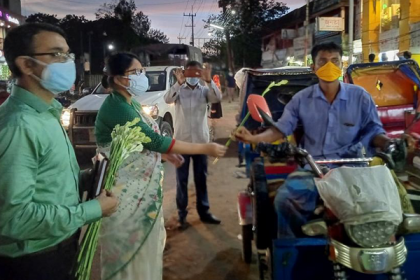 চট্টগ্রামে ‘মাস্কের বিনিময়ে ফুল’