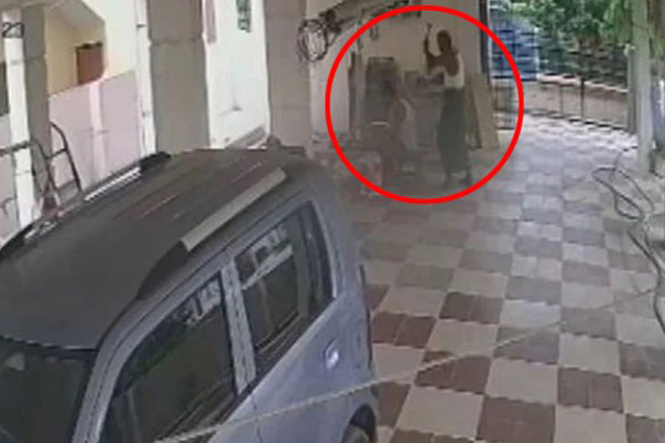সম্পত্তি নিয়ে বাদানুবাদ, বাবার হাতুড়ি পিটুনিতে ছেলের মৃত্যু
 


