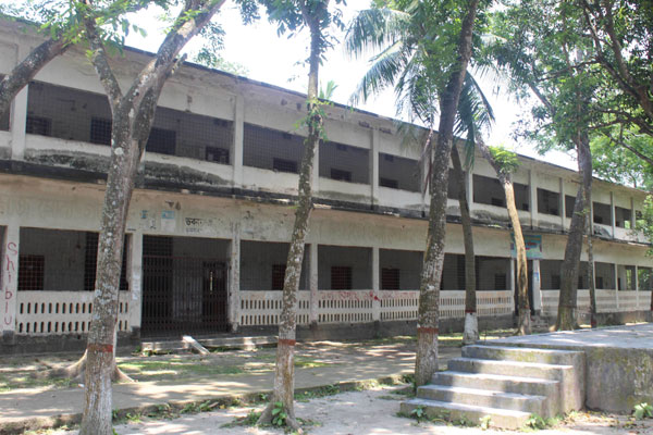 সোনাতলা সরকারি নাজির 
আখতার কলেজে ঝুঁকিপূর্ণ ভবন