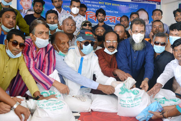 বগুড়ায় বন্যার্তদের মাঝে 
বিএনপির ত্রাণ বিতরণ